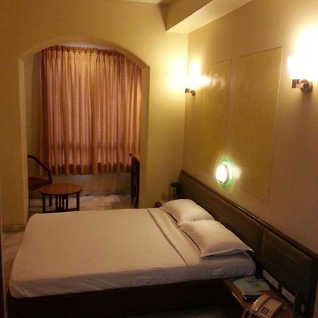 Hotel Ashray International, Sion - Near Bkc مومباي المظهر الخارجي الصورة